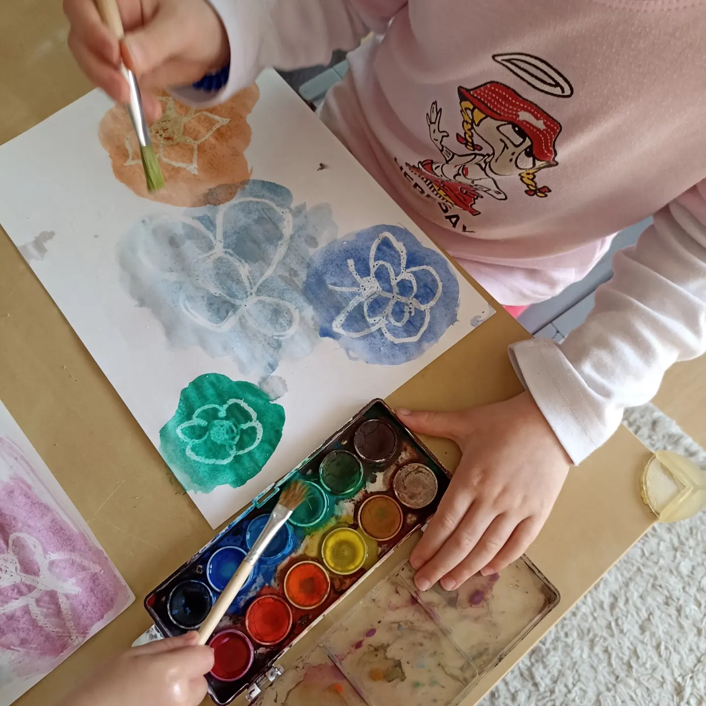 Předškoláci mohou namalovat rozkvetlou louku sami.